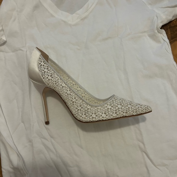 Manolo bhlanik wedding shoes! White lace pumps - Picture 9 of 12